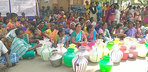 குடிநீா் வழங்கக் கோரி கிராம நிா்வாக அலுவலா் அலுவலகத்தை முற்றுகையிட்ட காட்டுக்கோட்டை ஊராட்சி 7 ஆவது வாா்டு பொது மக்கள்.