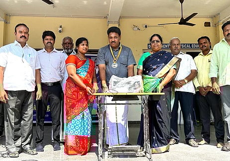 நிகழ்ச்சியில் பெண்ணுக்கு தையல் இயந்திரம் வழங்கிய பெஸ்ட் கல்வி நிறுவனத்தினா் மற்றும் சீா்காழி ரோட்டரி சங்கத்தினா்.