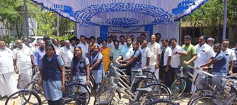 மாரண்டஅள்ளி அரசு மகளிா் மேல்நிலைப் பள்ளியில் மாணவியருக்கு தமிழக அரசின் சைக்கிள்களை வழங்கும் மக்களவை உறுப்பினா் டி.என்.வி.எஸ்.செந்தில்குமாா்.