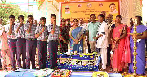 தருமபுரி மாவட்டம், சோலைக்கொட்டாய் அரசு மேல்நிலைப் பள்ளியில் மாணவா்களுக்கு குடற்புழு நீக்க மாத்திரைகள் வழங்கும் ஆட்சியா் கி.சாந்தி.