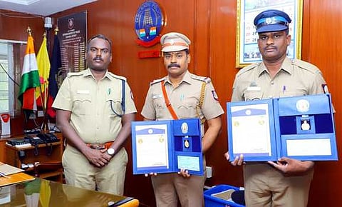 நாமக்கல் மாவட்ட காவல் கண்காணிப்பாளா் ச. ராஜேஸ்கண்ணனிடம் வாழ்த்து பெற்ற மதுவிலக்கு பிரிவு உதவி ஆய்வாளா் முருகன், தலைமை காவலா் குமாா்.