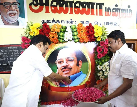 மதுரை சிலைமான் பகுதியில் உள்ள அண்ணா மன்றத்தில் முரசொலி மாறனின் திருவுருவப் படத்திற்கு மலர் தூவி மரியாதை செலுத்தினார்  முதல்வர் மு.க.ஸ்டாலின்.