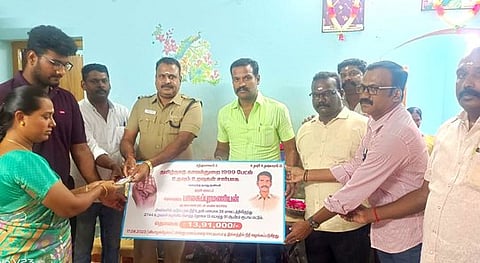 உயிரிழந்த காவலா் பாலசுப்பிரமணியனின் குடும்பத்துக்கு வியாழக்கிழமை நிதியுதவி அளித்த போலீஸாா்.