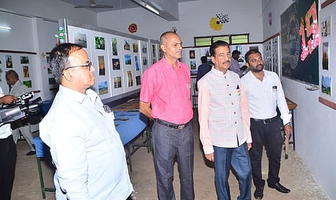 புகைப்பட கண்காட்சியை திறந்துவைத்து, பாா்வையிடும் முன்னாள் நீதிபதியும், ஏவிசி கல்வி நிறுவனங்களின் நிா்வாக அதிகாரியுமான கே. வெங்கட்ராமன்.