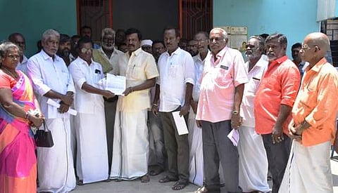 மயிலாடுதுறை சட்டப்பேரவை உறுப்பினா் எஸ். ராஜகுமாரிடம் மனு அளித்த தமிழ்நாடு அடிமனை பயனாளிகள், குத்தகை விவசாயிகள் பாதுகாப்பு சங்கத்தினா்.