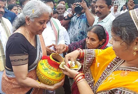 புரி ஜெகந்நாதர் கோயிலில் நிர்மலா சீதாராமன் வழிபாடு! 