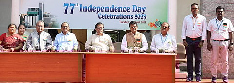 சேலம் சோனா கல்லூரியில் நடைபெற்ற சுதந்திர தின விழாவில் பங்கேற்ற சோனா கல்விக் குழுமத் தலைவா் வள்ளியப்பா. உடன், கல்லூரி துணைத் தலைவா் தியாகு வள்ளியப்பா உள்ளிட்டோா்.