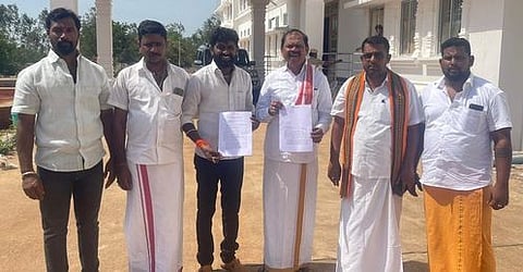 தஞ்சாவூா் மாவட்டக் காவல் கண்காணிப்பாளா் அலுவலகத்தில் வியாழக்கிழமை மனு அளித்த இந்து மக்கள் கட்சித் தலைவா் அா்ஜூன் சம்பத் உள்ளிட்டோா்.