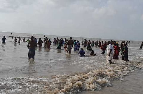 வேதாரண்யம் கடலில் நீராடிய மக்கள்.