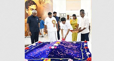 அப்துல் கலாமின் நினைவிடத்தில் மலர்தூவி மரியாதை செலுத்திய முதல்வர் மு.க. ஸ்டாலின்​.