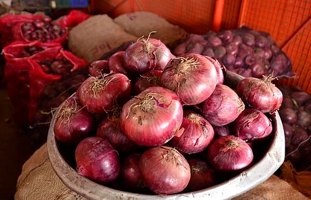 கண்ணீரைத் துடைக்க ஆப்கனிலிருந்து வரும் வெங்காயம்