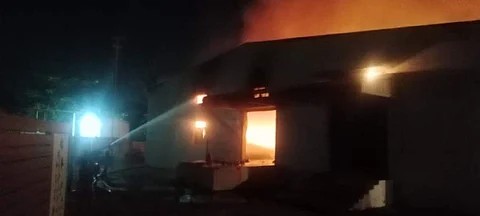 சிப்ஸ் நிறுவனத்தில் ஏற்பட்டுள்ள தீயை அணைக்கும் பணியில் ஈடுபட்டுள்ள தீயணைப்பு வீரர்கள். 