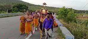 கிரிவலம் சென்ற பக்தா்கள்.