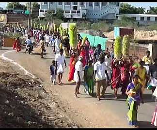 ராஜபாளையம் அருகேயுள்ள சத்திரப்பட்டியில் முளைப்பாரியை ஊா்வலமாக சுமந்து சென்ற பொதுமக்கள்.