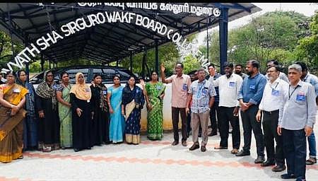 கல்லூரிப் பேராசிரியா்கள் போராட்டம்