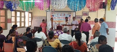 அரசு மருத்துவமனையில் நடைபெற்ற முகாமில் விழிப்புணா்வு ஏற்படுத்தும் மருத்துவ அலுவலா் டி.ஜெயந்தி, ரோட்டரி சங்கத் தலைவா் பி.சீனிவாசன்.