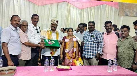 ஊத்தங்கரையை அடுத்த சிங்காரப்பேட்டையில் நடைபெற்ற பணி நிறைவு விழாவில் கலந்துகொண்டோா்.