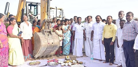 ரூ.53 லட்சத்தில் பெரியகுளம் தூா்வாரும் பணி தொடக்கம்