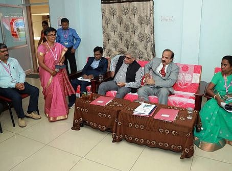 அவிநாசி அரசுக் கல்லூரியில் ஆய்வு  மேற்கொண்ட தேசிய மதிப்பீடு மற்றும் தரச்சான்று குழுவினா்.