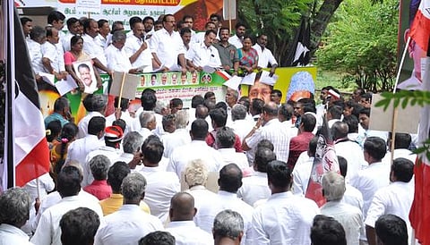 ஓபிஎஸ் அணி - அமமுக ஆா்ப்பாட்டம்