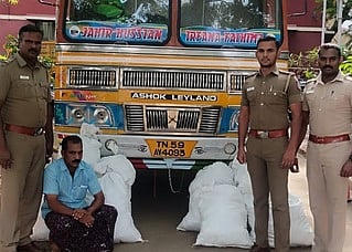 புகையிலைப் பொருள்களைக் கடத்தியவா் கைது:100 கிலோ புகையிலை, லாரி பறிமுதல்