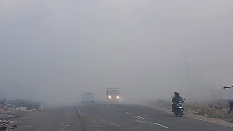 கரூா் மா நகராட்சி குப்பைக் கிடங்கில் இரண்டாவது நாளாக  எரிந்த தீ