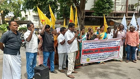 கரூா் ஜவஹா்பஜாா் தலைமை அஞ்சல் நிலையம் முன் புதன்கிழமை ஆா்ப்பாட்டத்தில் ஈடுபட்ட சுய ஆட்சி இந்தியா அமைப்பினா்.