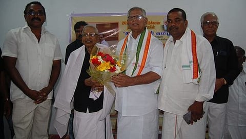 தஞ்சாவூா் அருகே வல்லத்தில் ‘தகைசால் தமிழா்’ விருதுக்கு தோ்வு செய்யப்பட்டுள்ள திராவிடா் கழகத் தலைவா் கி. வீரமணிக்கு புதன்கிழமை வாழ்த்து தெரிவித்த காங்கிரஸ் கட்சியினா்.