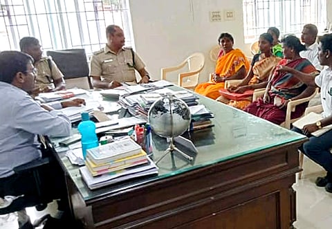 வன உரிமைக் குழு கூட்டத்தில் பங்கேற்ற கோட்டாட்சியா்  ஜஸ்வந்த்  கண்ணன் உள்ளிட்டோா்.