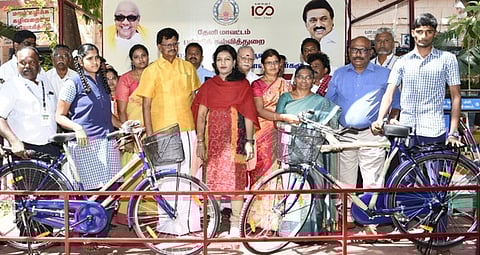 விலையில்லா மிதி வண்டி வழங்கிய மாவட்ட ஆட்சியா்