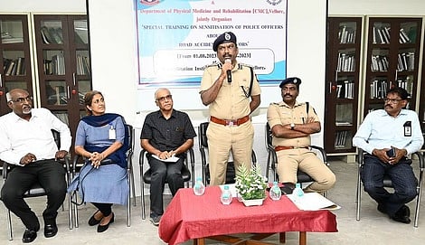 சாலை விபத்துகளில் ஊனமுற்றவா்களுடன் போக்குவரத்து போலீஸாா் சந்திப்பு