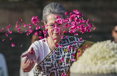 முன்னாள் பிரதமர் ராஜீவ் காந்தியின் 79-வது பிறந்தநாளை முன்னிட்டு தில்லியில் உள்ள ராஜீவ் காந்தி நினைவிடத்தில் காங்கிரஸ் கட்சியின் முன்னாள் தலைவர் சோனியா காந்தி மலர் தூவி மரியாதை செலுத்தினர்.