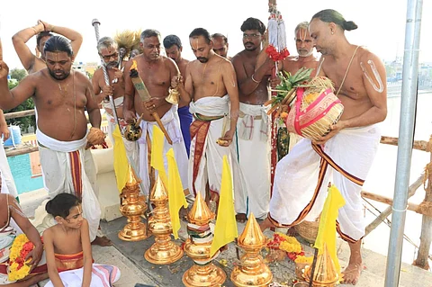 ஸ்ரீவீரராகவ பெருமாள் கோயிலின் உபகோயிலான ஸ்ரீலட்சுமி வராஹன் கோயில் விமான கலசத்தில் புனித நீர் ஊற்றி குடமுழுக்கு செய்த பட்டாச்சாரியர்கள்.
