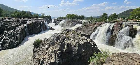 ஒகேனக்கல், ஐந்தருவியில் ஆா்ப்பரித்துக் கொட்டும் காவிரி.