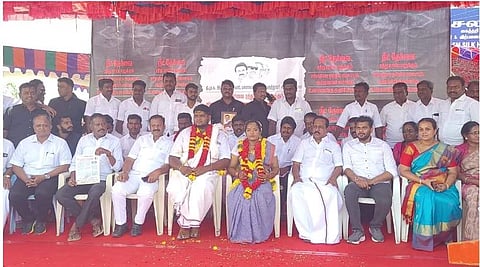 காஞ்சிபுரம்: திமுக உண்ணாவிரதத்தில் மணமக்கள் பங்கேற்பு