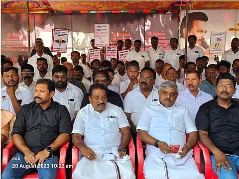 உண்ணாவிரதத்தில் பங்கேற்ற திமுகவினர்.