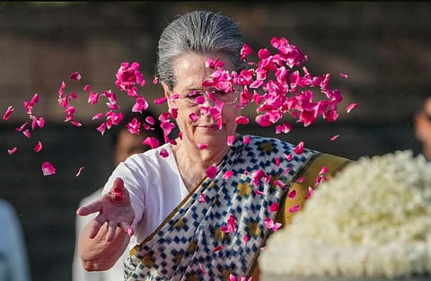 ராஜீவ்காந்தி பிறந்த நாள்: நினைவிடத்தில் சோனியா, பிரியங்கா, கார்கே மரியாதை