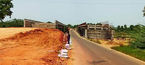 முடிக்கப்படாமல் உள்ள ஒதப்பை கொசஸ்தலை ஆற்று மேம்பாலம்.