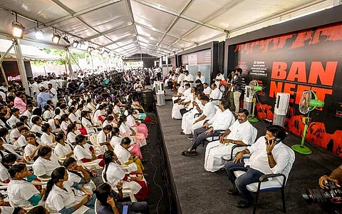 நீட் தேர்வை ரத்து செய்யக் கோரி சென்னை வள்ளுவர் கோட்டத்தில் ஞாயிற்றுக்கிழமை நடைபெற்ற உண்ணாவிரதப் போராட்டம்