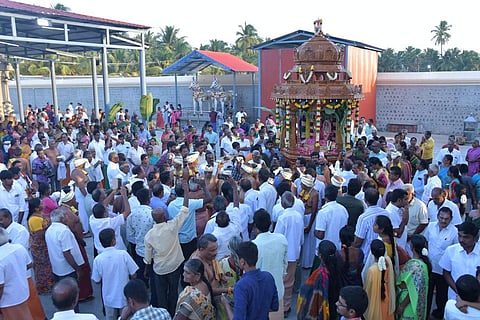 ஈரோடு மாவட்டம் தென்முக வெள்ளோடு ராசா சுவாமி - நல்லமங்கையம்மன் கோவிலில் முதல் தேரோட்டத்தை பக்தர்கள் வடம் பிடித்து இழுத்தனர்.