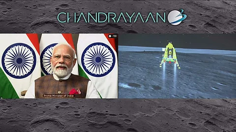 திட்டமிட்டபடி சரியாக 6.04 மணிக்கு நிலவின் நிலப்பரப்பில் தரை இறங்கியது விக்ரம் லேண்டர்.