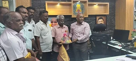 சந்திரயன்-3 திட்ட இயக்குநர் வீரமுத்துவேலின் தந்தை பி.பழனிவேலுக்கு வாழ்த்துகளைத் தெரிவித்த மாவட்ட ஆட்சியர் சி.பழனி