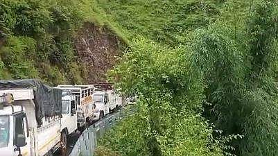 ஹிமாசல்: 10 கிமீ தூரத்துக்கு அணிவகுத்து நிற்கும் வாகனங்கள்!