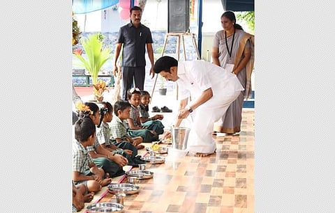 திருக்குவளை நடுநிலைப் பள்ளியில் மாணவ, மாணவிகளுக்கு உணவு பரிமாறி திட்டத்தை தொடங்கி வைத்த முதல்வர்.