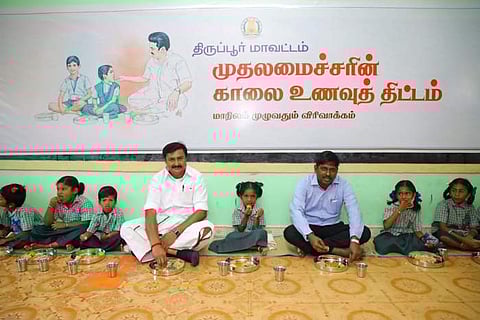 பள்ளிக் குழந்தைகளுடன் அமைச்சர் மு.பெ.சாமிநாதன், மாவட்ட ஆட்சியர் தா. கிறிஸ்துராஜ்.