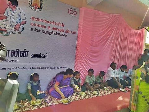 மாணவர்-மாணவிகளுக்கு உணவை பரிமாறி அவர்களுடன் அமர்ந்து உணவருந்தும் மக்களை உறுப்பினர் கனிமொழி