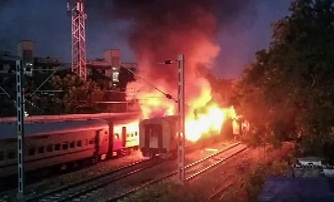 மதுரை ரயில் நிலையம் அருகே, கொல்லம் - புனலூர் விரைவு ரயிலில் இருந்து விடுவிக்கப்பட்ட ஐஆர்சிடிசி சுற்றுலா ரயிலின் 3 பெட்டிகளில் ஒரு பெட்டியில் பயங்கர தீ விபத்து ஏற்பட்டது.