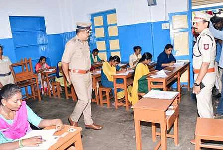 காவல் உதவி ஆய்வாளா் (எஸ்ஐ), சிறப்பு உதவி ஆய்வாளருக்கான (எஸ்.எஸ்.ஐ) தோ்வு தள்ளி வைக்கப்பட்டுள்ளது.