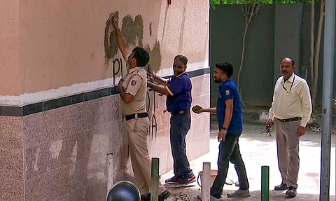 மெட்ரோ நிலையங்களில் 'நீதிக்காக சீக்கியர்கள்' என்ற தடை செய்யப்பட்ட அமைப்பின் சார்பில் காலிஸ்தான் ஆதரவு வாசகங்கள் எழுதப்பட்டுள்ளன.