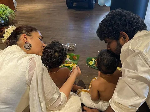 'உயிர் உலகத்துடன் எங்களுடைய முதல் ஓணம்' என மகிழ்ச்சி தெரிவித்து இன்ஸ்டாவில் புகைப்படத்தை பகிர்ந்த இயக்குநர் விக்னேஷ் சிவன் உடன் நடிகை நயன்தாரா.